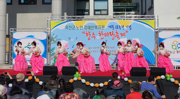 노인장애인복지관 문화정보대학 학생들이 ‘장수춤’을 선보이고 있다.