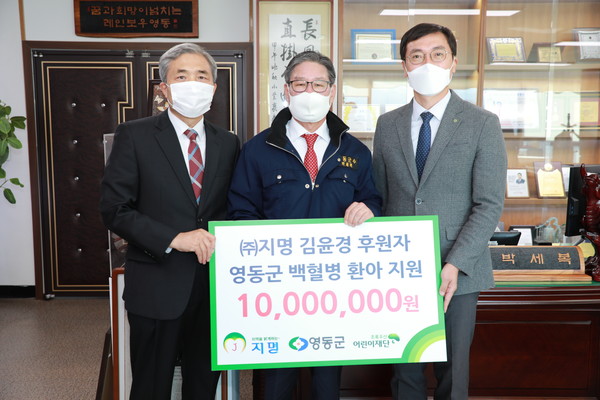 김윤경 대표(왼쪽)가 박세복 군수에게 성금을 전달하고 있다.