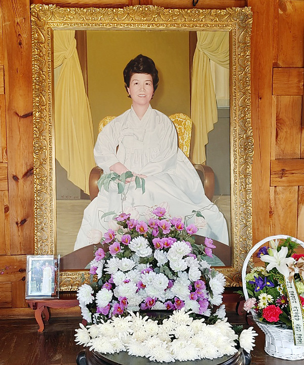 육영수 여사 탄생 96주년을 맞아 육 여사 생가에 마련된 영정 앞에 숭모자들이 놓고 간 꽃바구니가 놓여 있다.