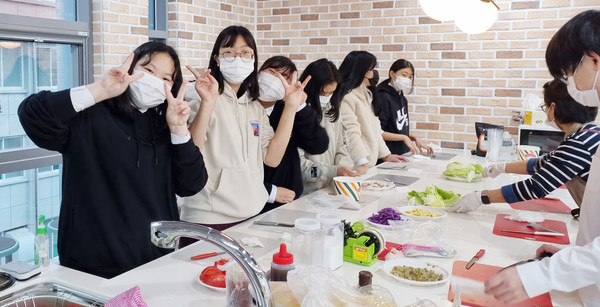 열린부엌에서 학생들이 요리 체험을 하고 있다.