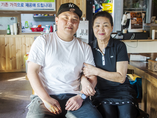 능이칼국수 전문점 ‘미성식당’의 이채연 대표와 아들 임정혁 씨