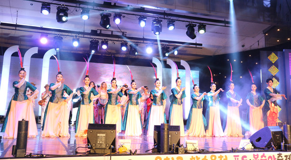 2019년 ‘제13회 향수옥천 포도‧복숭아 축제’때 자매결연도시인 부천시 공연단의 공연 모습