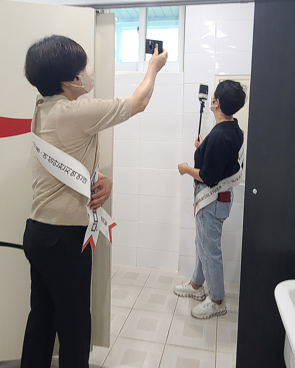 옥천군여성단체 회원들이 한 공중화장실을 대상으로 불법 촬영여부를 점검하고 있다.