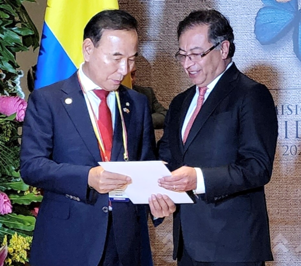박덕흠 의원(왼쪽)이 구스타보 페트로 콜롬비아 신임 대통령에게  윤석열 대통령의 친서를 전달하고 있다.