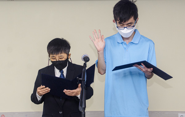 김인환 씨와 정경진 씨가 ‘발달장애인 인권선언문’을 낭독하고 있다.