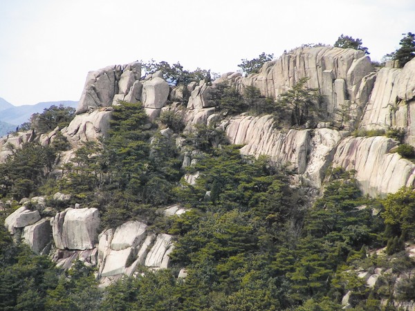 용봉산의 암석단애와 절리의 풍경