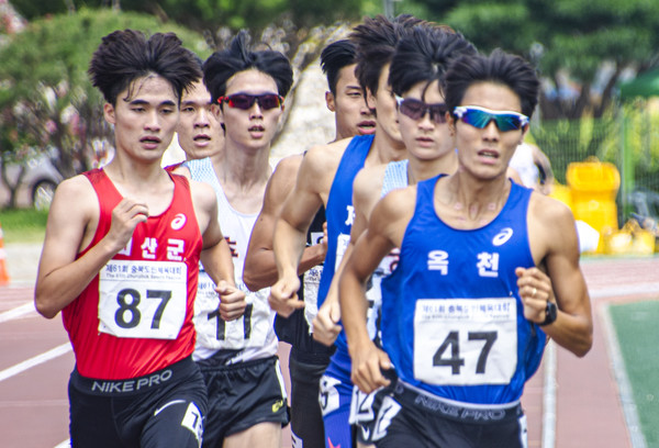 육상 남자 일반부 1,500m 결승에서 참가한 선수들이 질주를 하고 있다. 