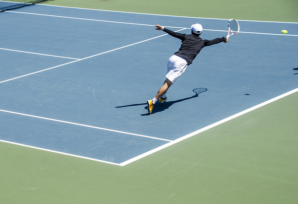 남자 테니스 일반부 복식 경기에서 한 선수가 몸을 날려 공을 받아내려 하고 있다