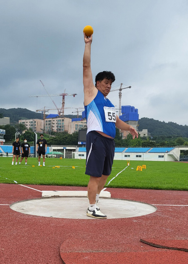 황선건 선수가 ‘제61회 충북도민체육대회’ 포환던지기에 출전해 경기에 임하고 있다.