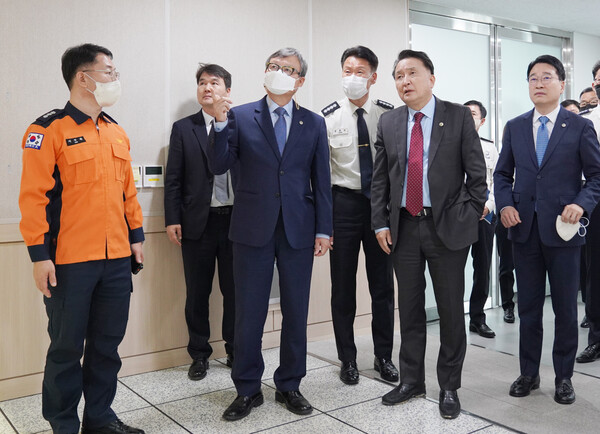 김영환 충북도지사가 장거래 충북소방본부장으로부터 화재진압시설에 대해 설명을 듣고 있다.