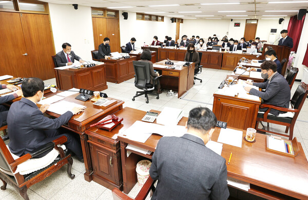 충북도의회 교육위원회가 조례안과 추경예산에 대한 심사를 하고 있다.