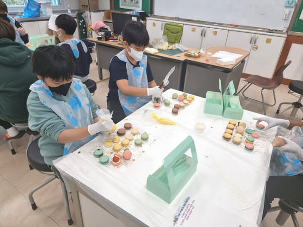 청성초등학교 학생들이 마카롱을 만들어 보고 있다.