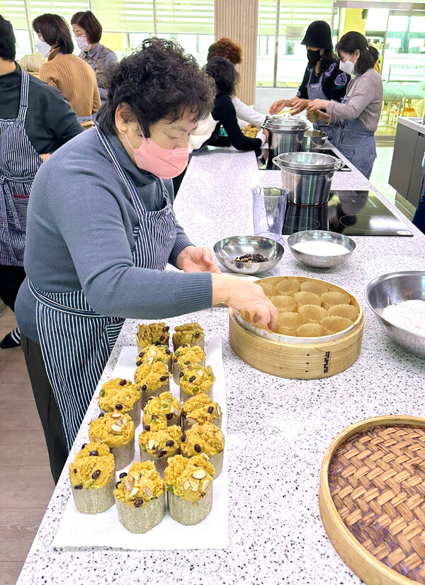 현장 체험교육에 참여한 회원이 보리빵을 만들고 있다.