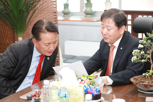 김영환 지사가 지난해 11월 25일 예결위 이철규 간사를 만나 충북지역에 대한 지원을 요청하고 있다.