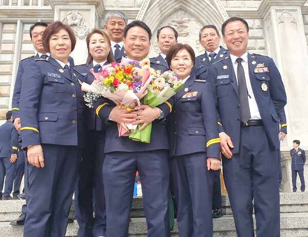 박인현 연합회장이 동료들과 기념사진 촬영에 임하고 있다.