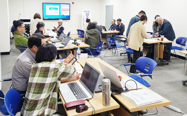 교육생들이 컴퓨터를 활용해 강소농 전문교육을 받고 있다.