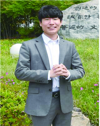 충북도립대학교 25대 총학생회장  손준제 학생이 교정에서 촬영에 임하고 있다.