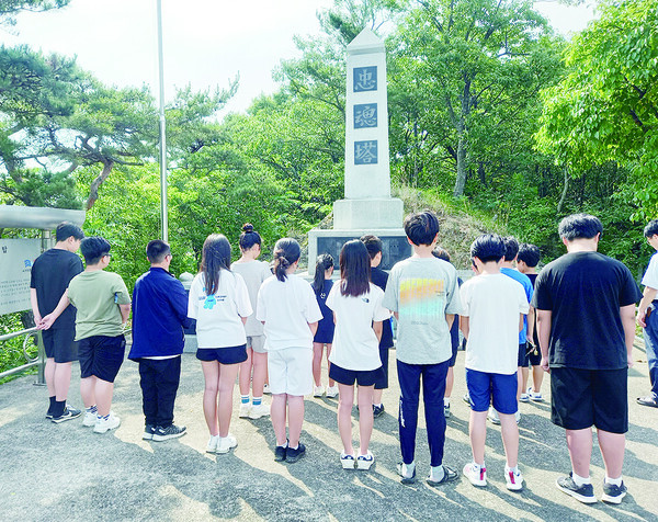 학생들이 충혼탑을 향해 묵념을 올리고 있다.
