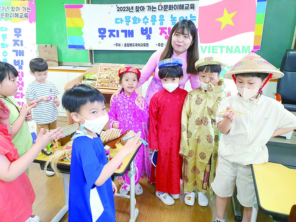 체험교육에 참여한 아이들이 베트남 전통의상을 입어 보고 있다.
