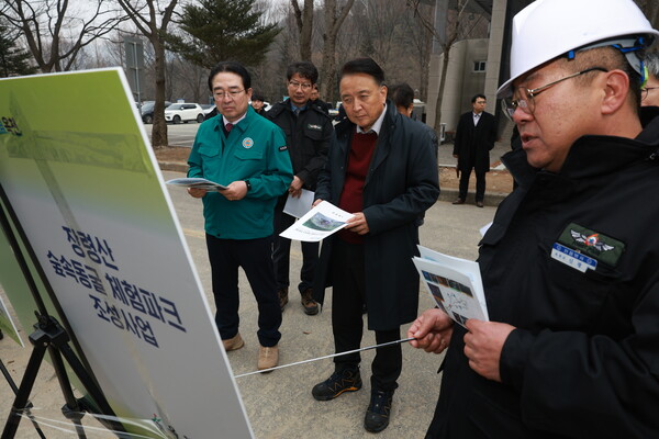 김영환 도지사가 장령산 숲속동굴체험파크 공사 계획 설명을 듣고 있다.