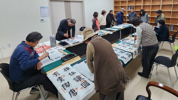 청성면 다목적회관에서 평생학습 서예 교실에 주민들이 참여하고 있다.